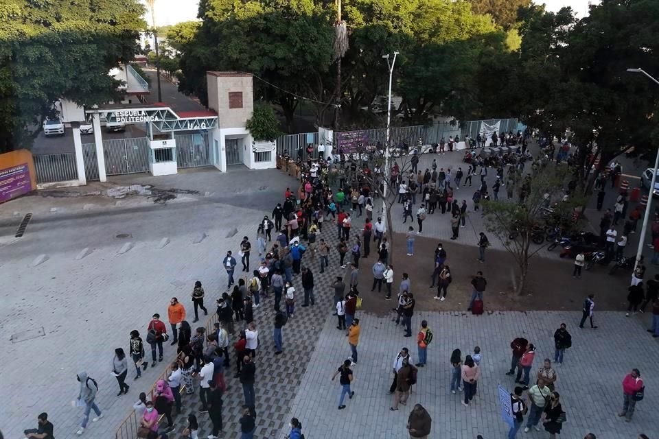 Aspirantes, padres y madres de familia abarrotaron desde poco antes de las 8:00 horas el ingreso del CUCEI.