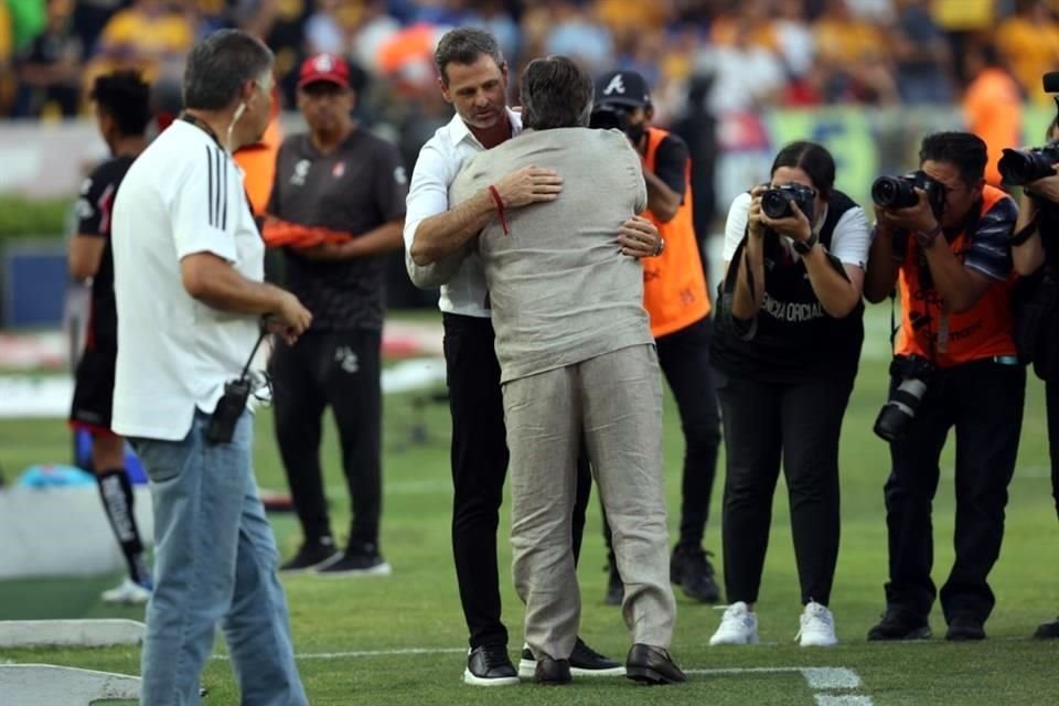 Saludo entre los técnicos.