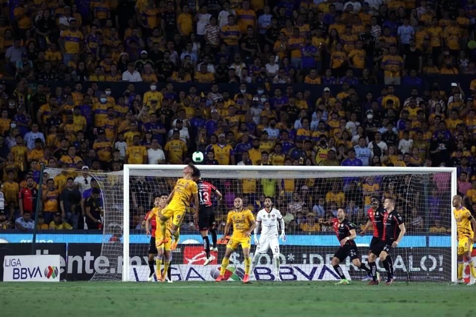 Tigres intentó con centros al área anotar el primero de la noche.