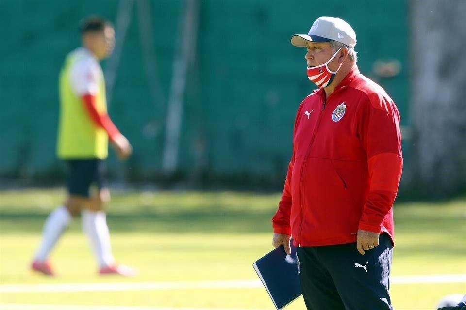 Víctor Manuel Vucetich no dirigirá a Chivas en el Clásico ante América.