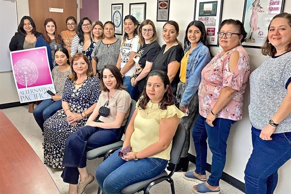 Colaboradoras y empleadas de Alternativas Pacíficas, asociación pionera en la atención y resguardo de mujeres víctimas de violencia.