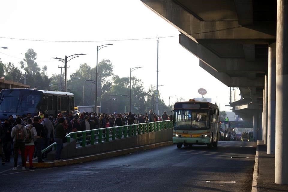 Por el colapso de la Línea 12 del Metro, cientos de personas buscan alternativas para moverse.