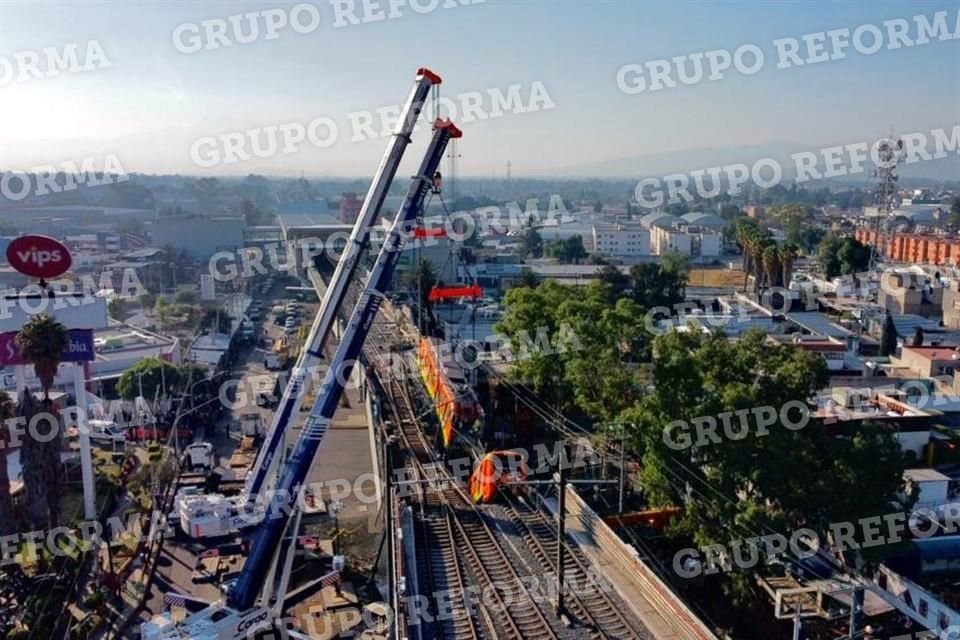 Hasta las 9:00 horas, bomberos continúan dividiendo vigas y realizando las labores necesarias para asegurar un correcto procedimiento en la zona.