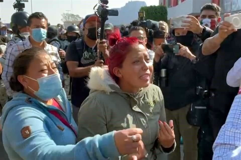 Marisol Tapia reclamando el paradero de su hijo a panistas que acudieron al sitio del accidente.