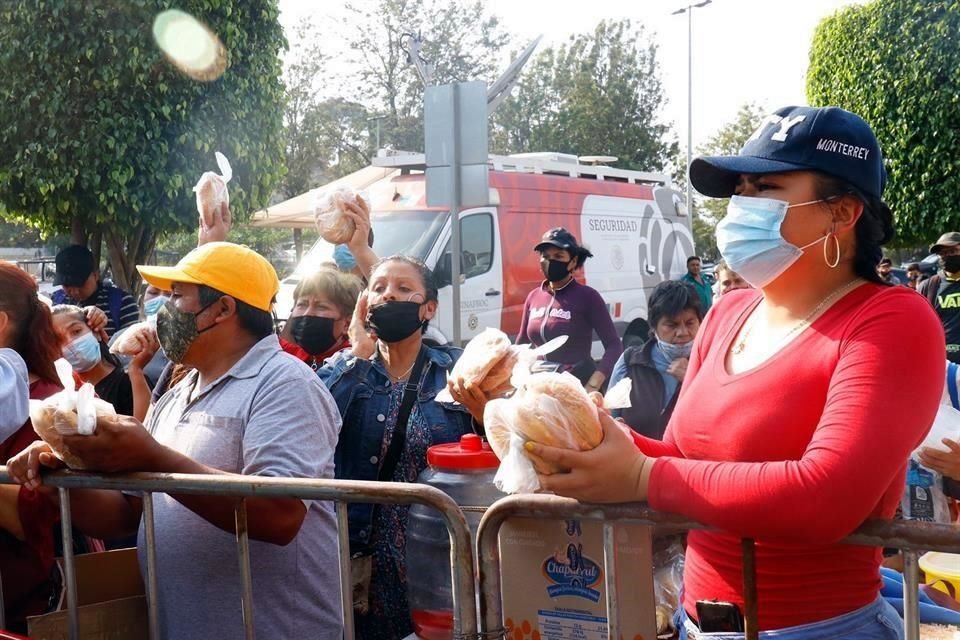 Vecinos de distintas colonias de Tláhuac llegaron a la zona cero del incidente en la línea 12 para repartir agua, comida y refrescos.