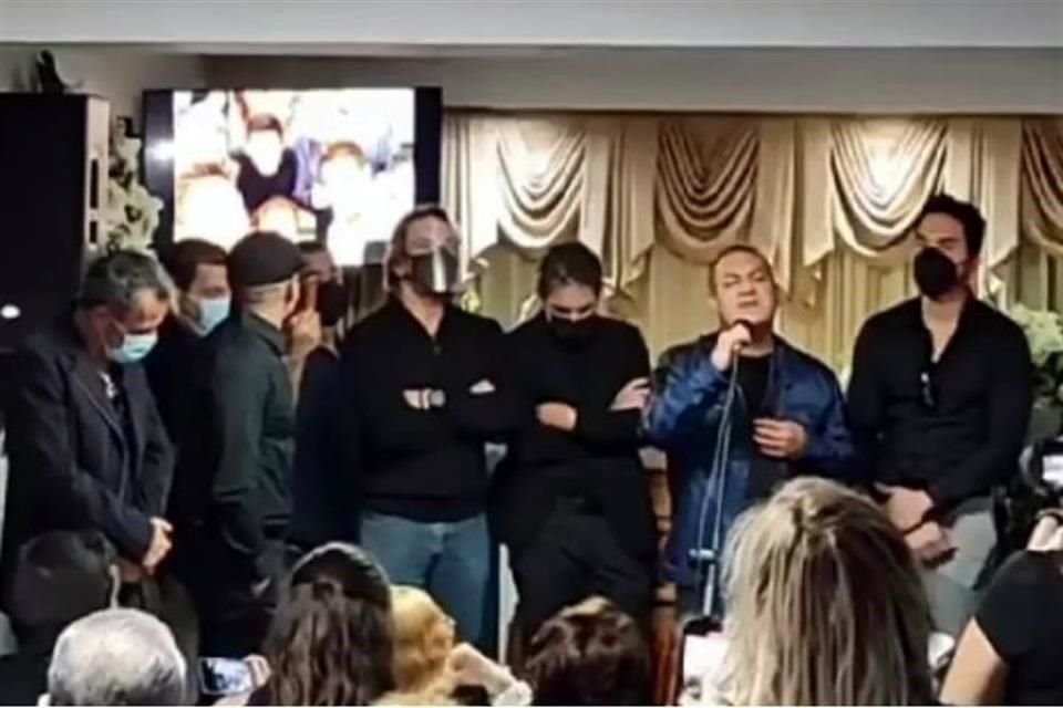 Ex compañeros de su época en Menudo acuden al funeral de Ray Reyes en Puerto Rico.