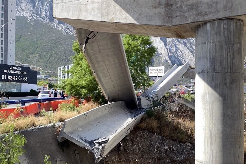 Dos vigas de 38 metros de largo y 65 toneladas de peso cayeron en un tramo del viaducto elevado que construyen en el talud del Río Santa Catarina, a la altura de este municipio.