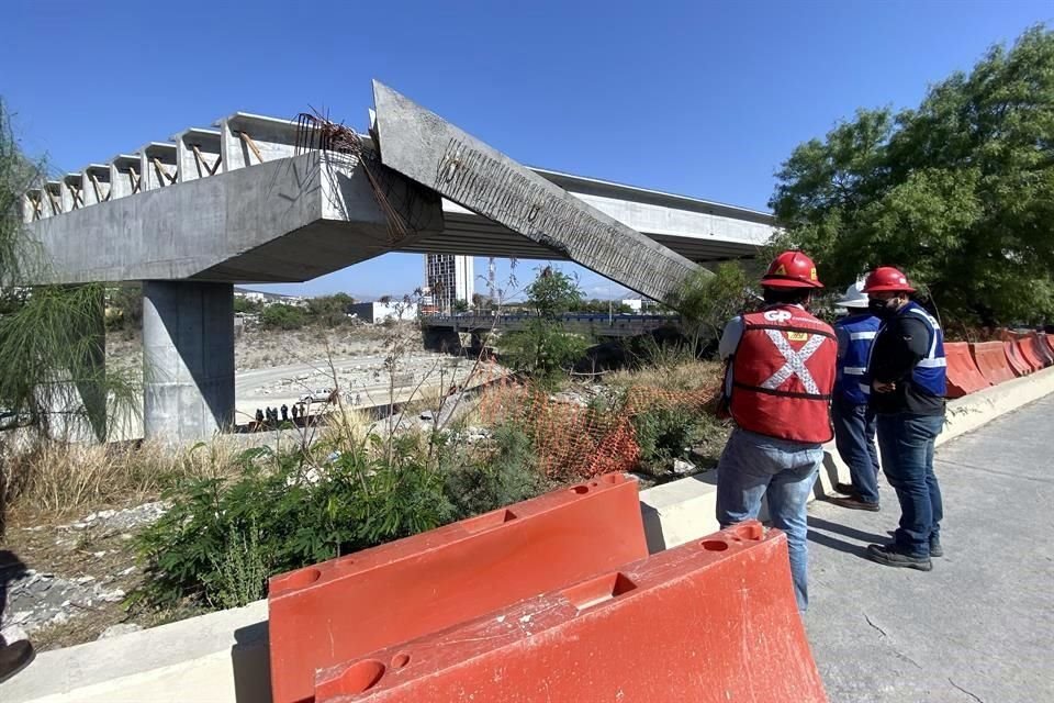 La caída de las dos vigas o trabes habría sido provocada en parte por los fuertes vientes que se reportaron por la mañana, según Protección Civil de Santa Catarina.
