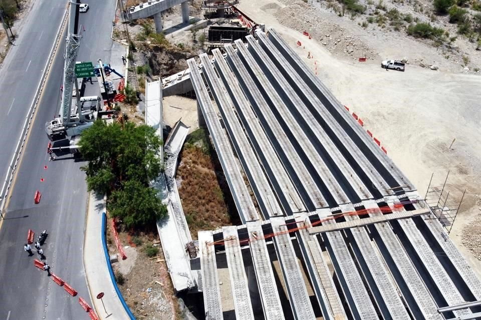 Por cada juego de columnas, los constructores colocan 10 trabes.