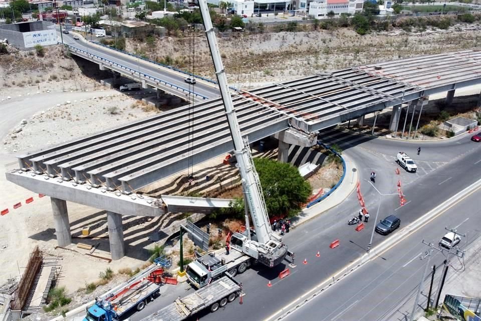 Cerca del mediodía se realizaron maniobras para bajar un extremo de una trabe que quedó partida en dos.