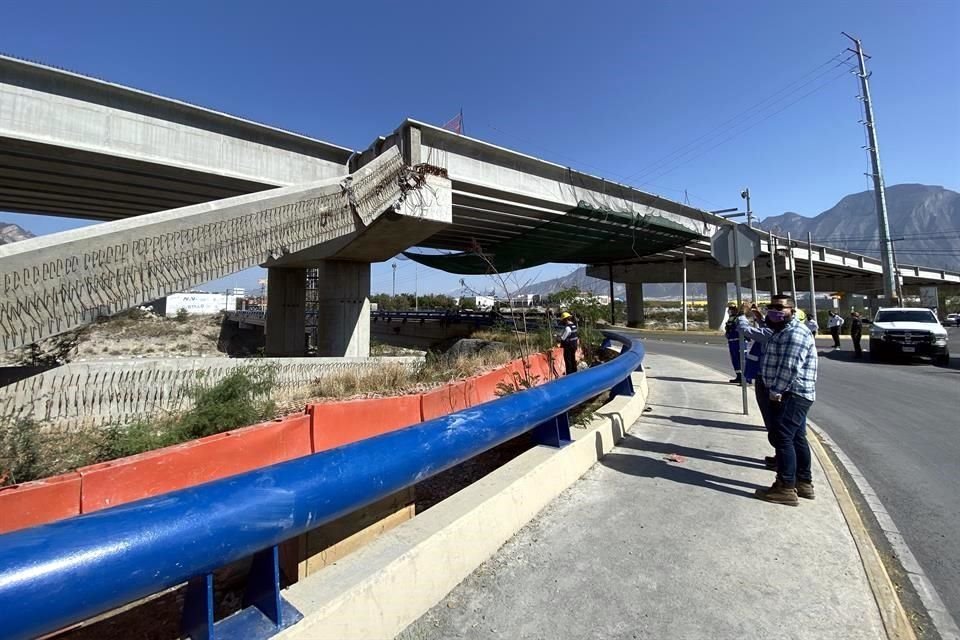 Desde que las autoridades municipales recibieron el reporte, la vialidad de Morones Prieto y Avenida Montaña fue restringida.