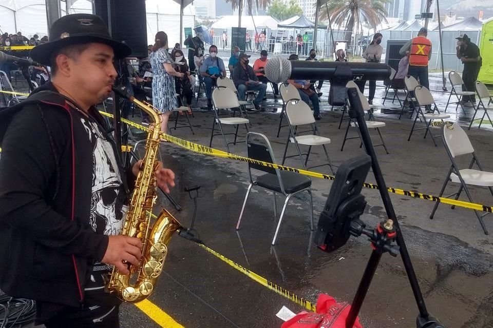 Agustín García toca piezas de música variadas con su saxofón en la zona de espera.