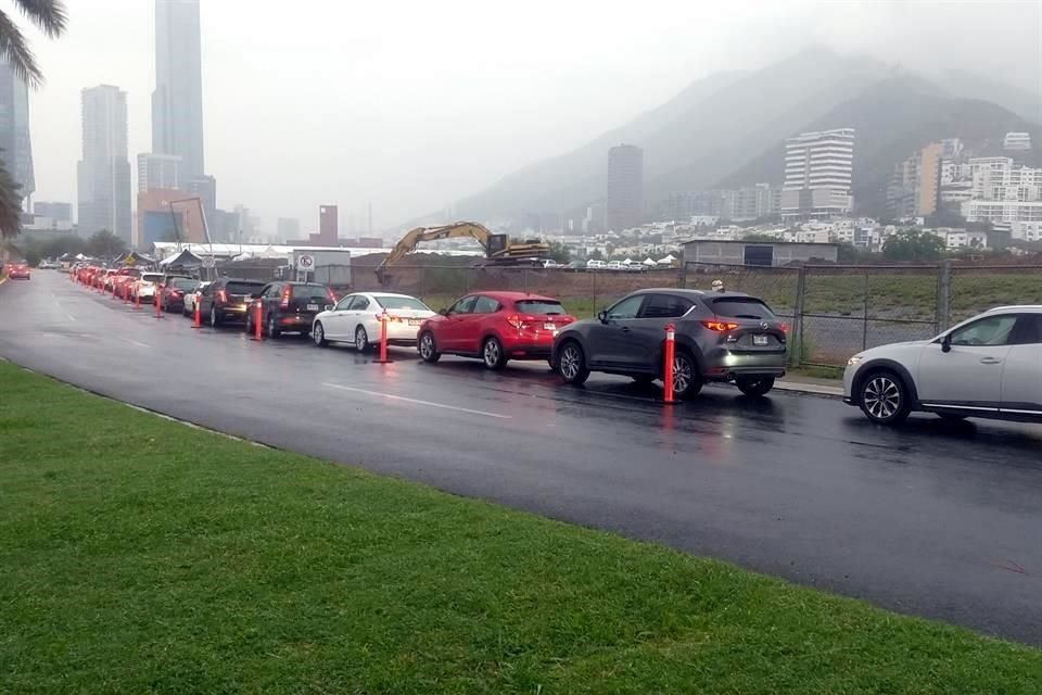 Con una fila que llegó a ser de más de un kilómetro, el servicio que otorga el drive thru de Valle Oriente es de 30 minutos en promedio.