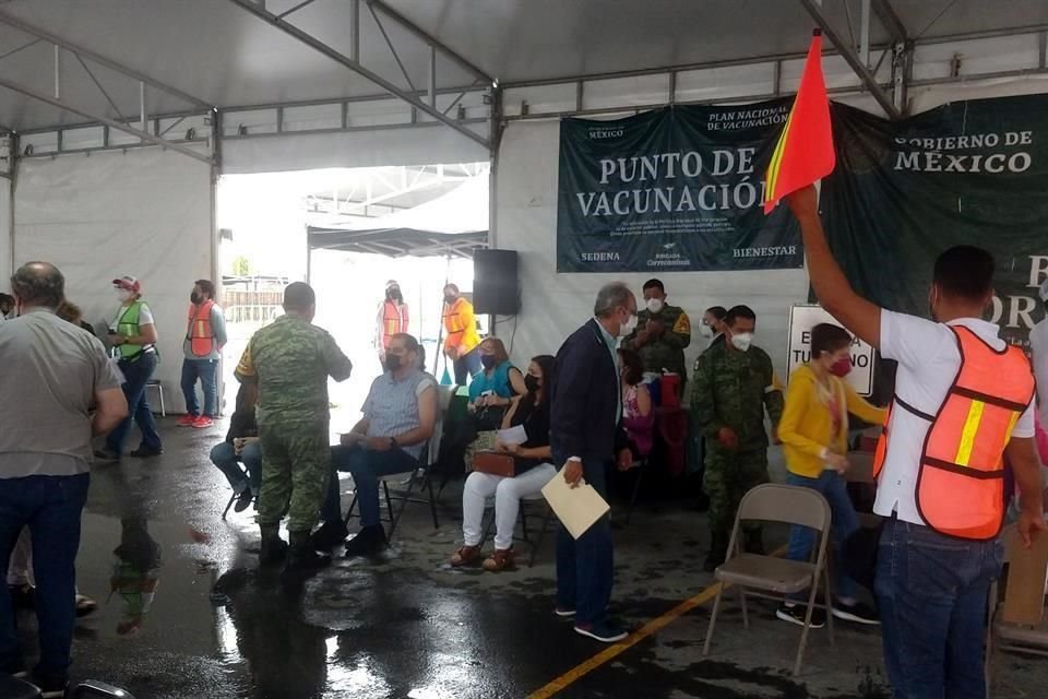 Aunque se han registrado reacciones a vacunados, éstas han sido menores y resueltas en el módulo de observación.
