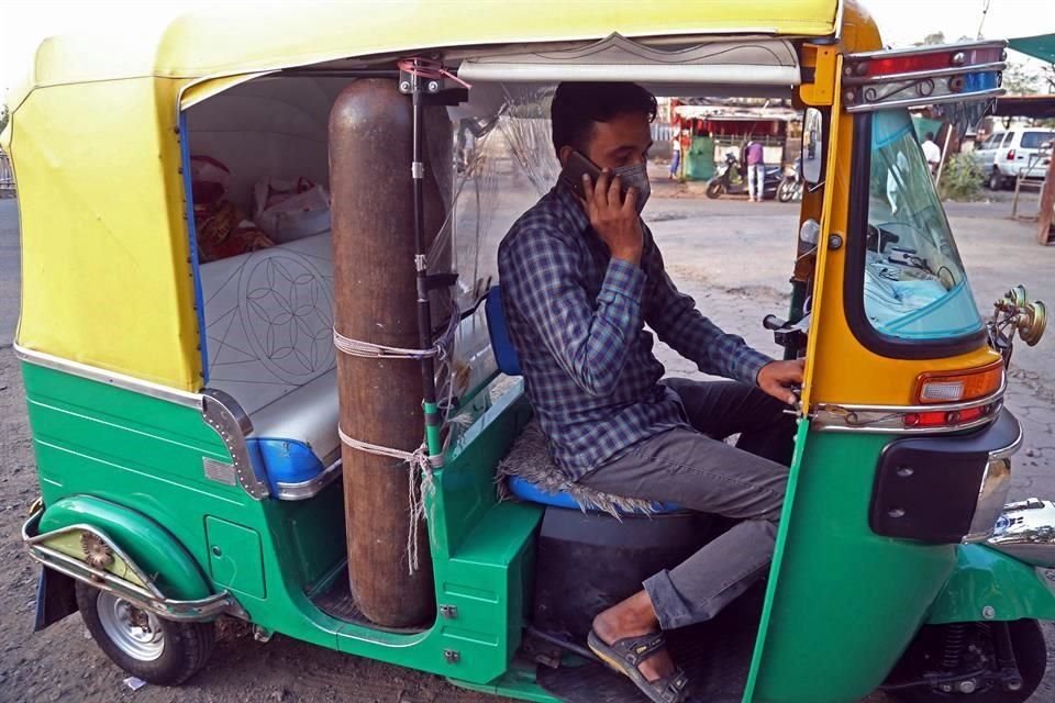 Ante la crisis por Covid en India, un hombre adoptó su triciclo motorizado para pasajeros con tanque de oxógeno para trasladar enfermos.