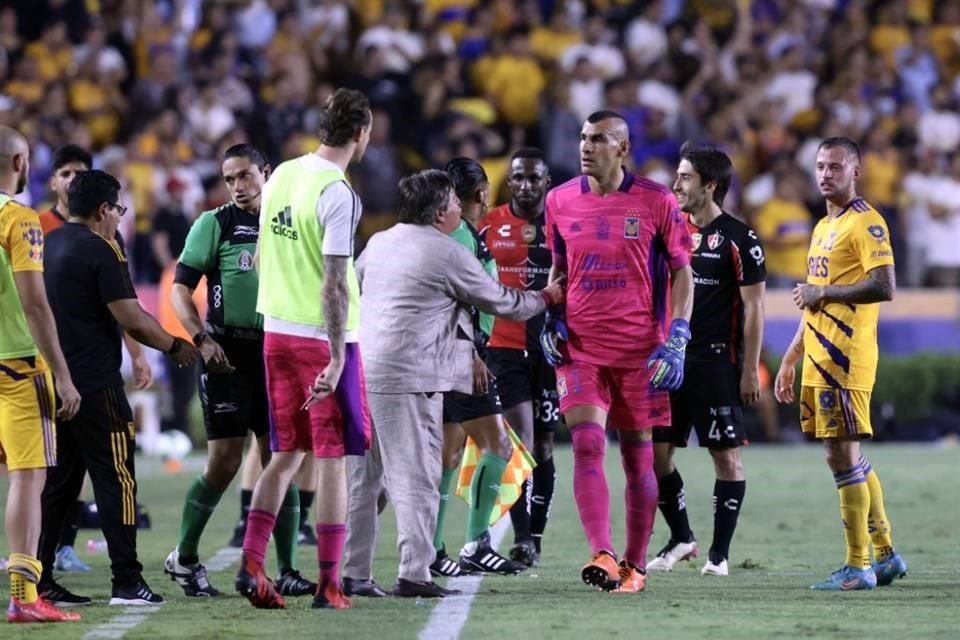 El cierre de partido fue de locura, pues el árbitro revisó en el VAR un posible penal sobre Aldo Rocha.