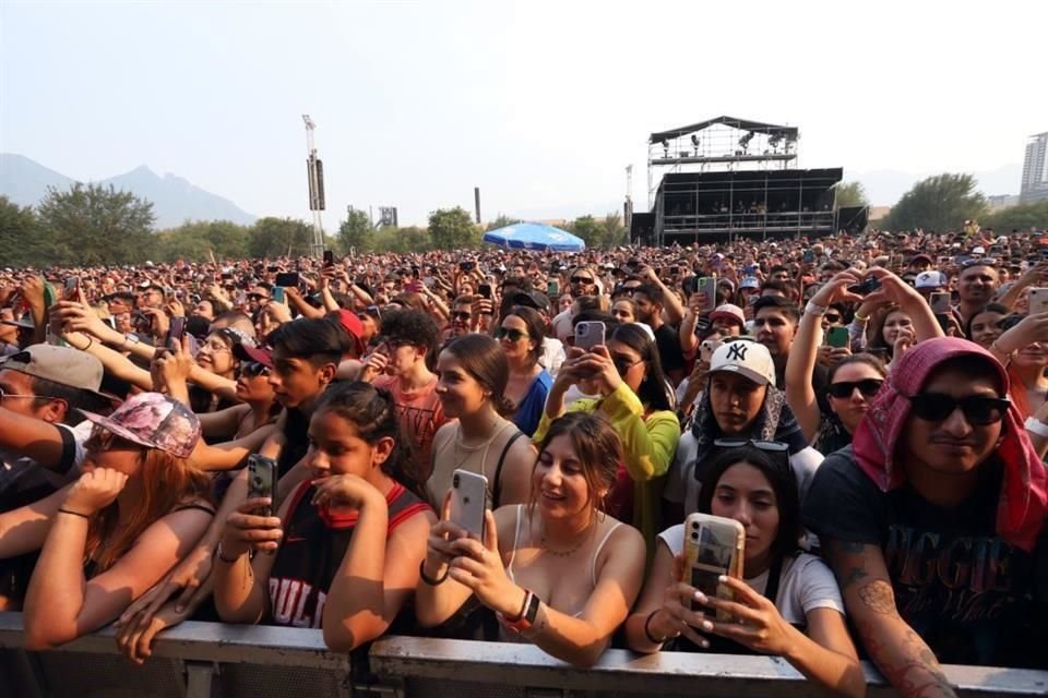 Una temperatura de casi 40 grados le dio la bienvenida al público tempranero al Power Fest, en el Parque Fundidora.