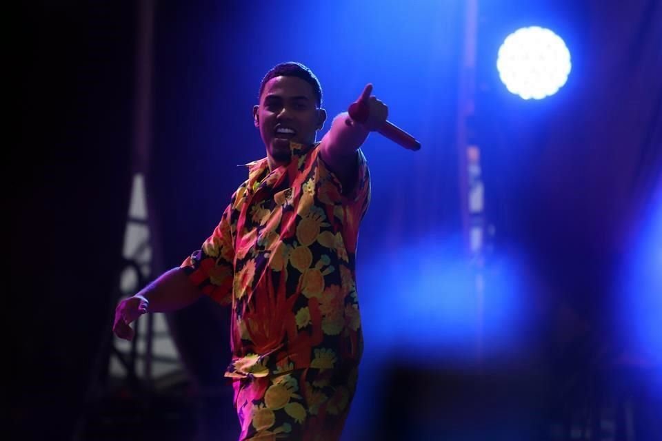 'Yo las amo a toditas, si se la saben que se sienta en Puerto Rico', agregó para seguir con 'Caramelo', el track que grabó con Karol G y Ozuna.