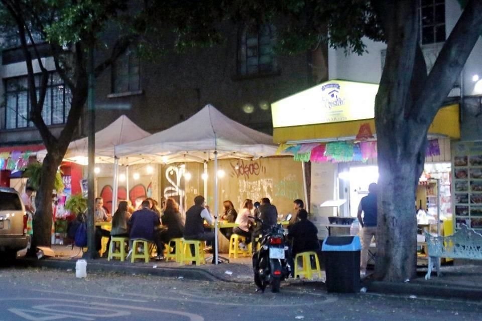 Uno de los locales que venden cerveza en la vía pública en la Alcaldía Cuauhtémoc.