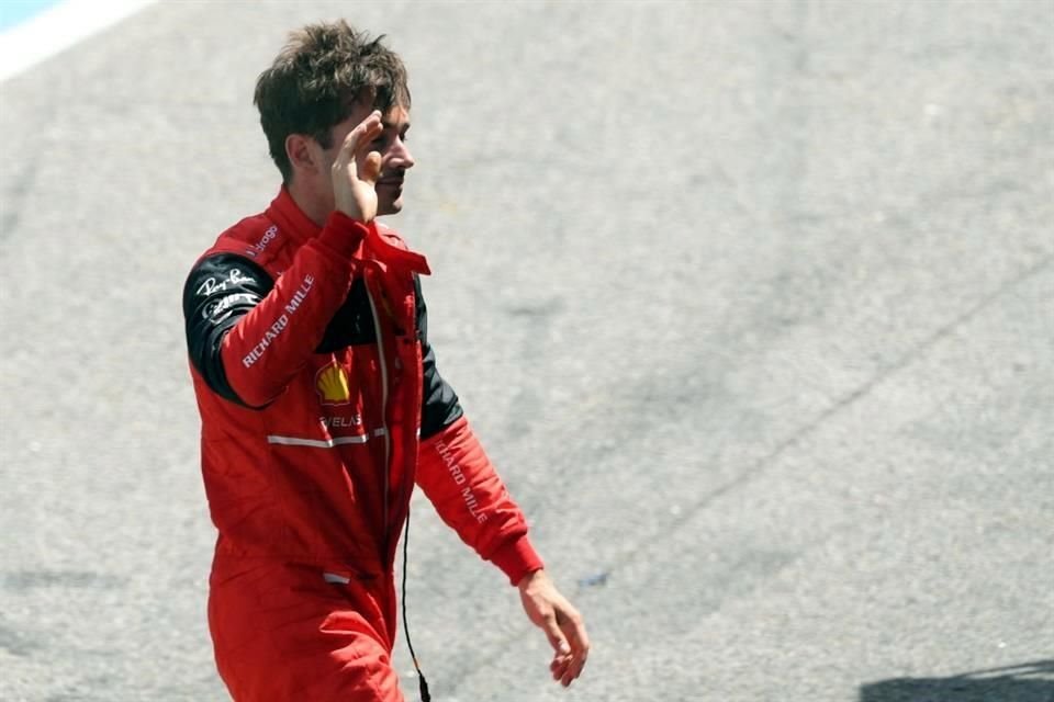 Charles Leclerc y su frustración, tras tener que abandonar la competencia.