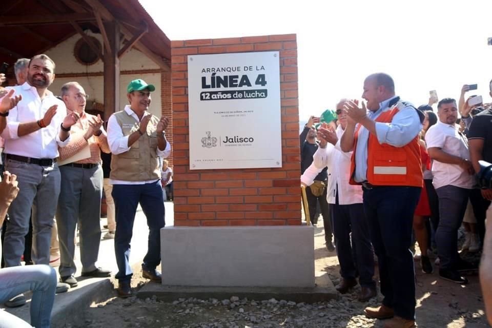 Develación de la placa conmemorativa para el inicio formal de los trabajos para la construcción de la Línea 4.