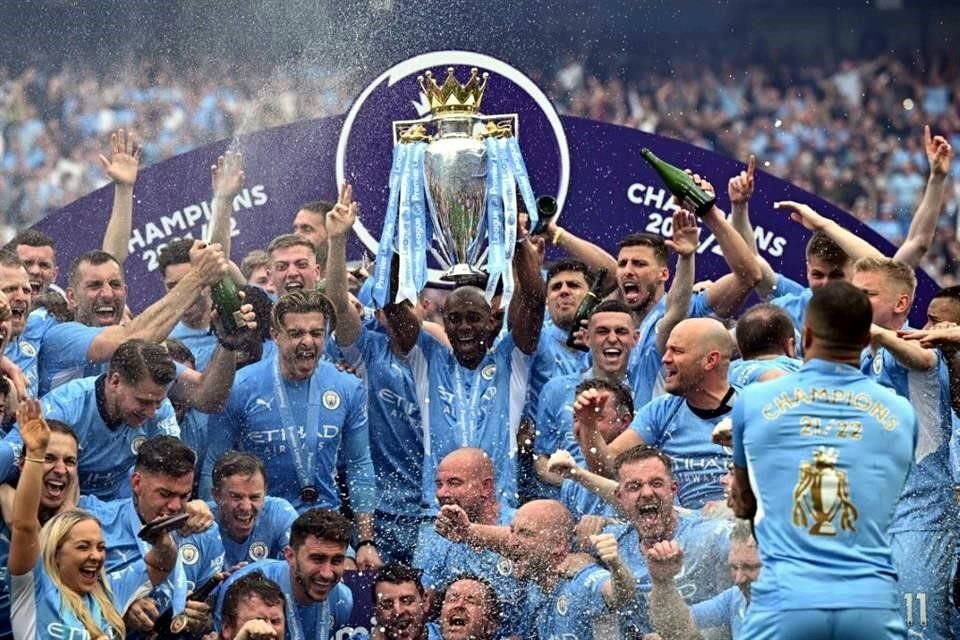 El plantel del Manchester City disfrutando de su campeonato.