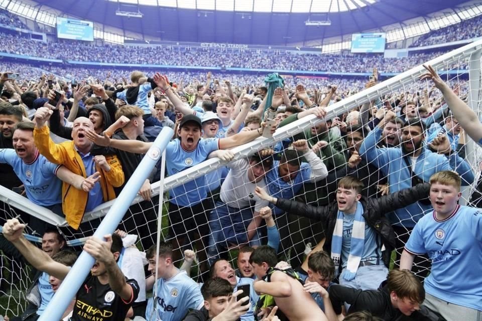 La felicidad se desbordó y así quedó una de las porterías del Etihad Stadium, tras la invasión de la afición.