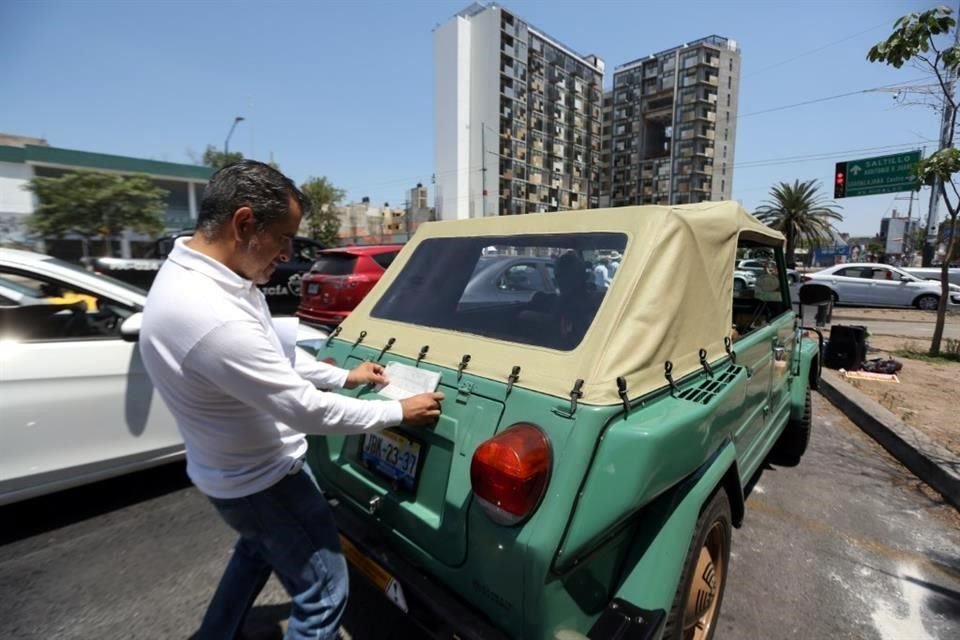 Las personas que protestaron colocan hasta 300 calcomanías con la leyenda 'Afinación sí, verificación no, ¡fuera Alfaro!'.