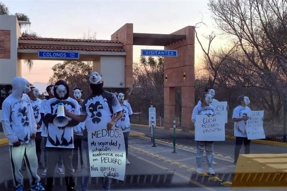 Manifestación frente a la casa de Ricardo Villanueva, actual Rector general de la Casa de Estudios.