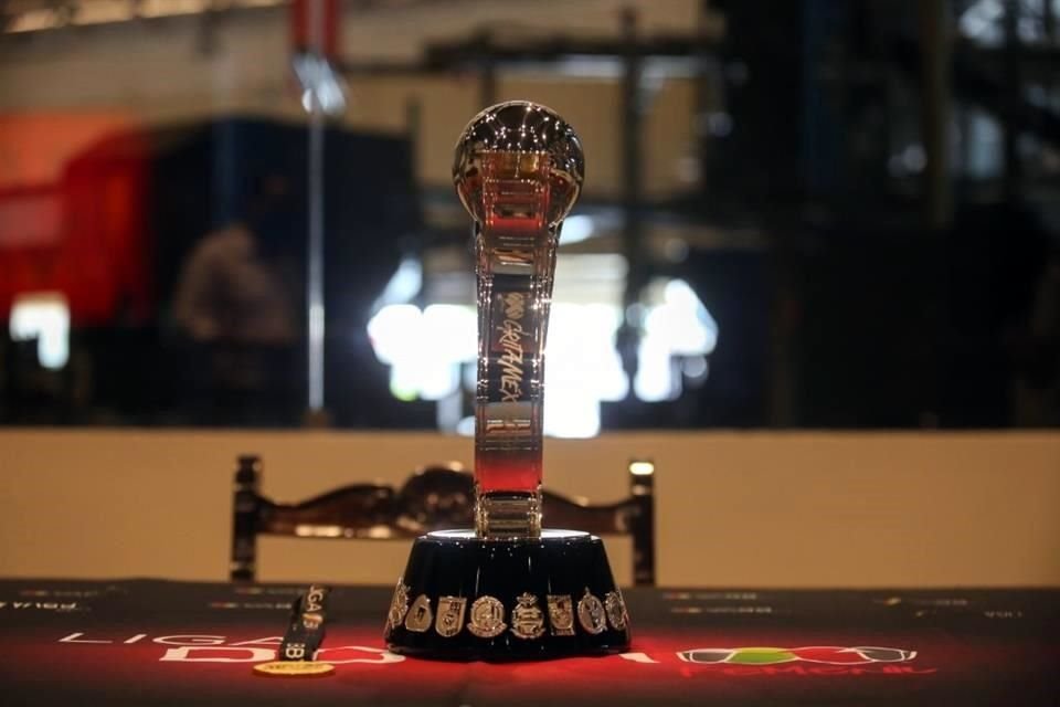 El trofeo visitó esta tarde las instalaciones de CANCHA y quedó listo para ser entregado el campeón del torneo.