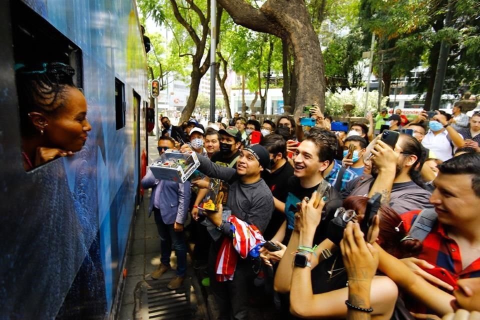 Jeff Goldblum y otros actores de 'Jurassic World: Dominio' promovieron la cinta en un turibús de la CDMX, en el Ángel de la Independencia. En foto, DeWanda Wise asoma su rostro por el turibús.