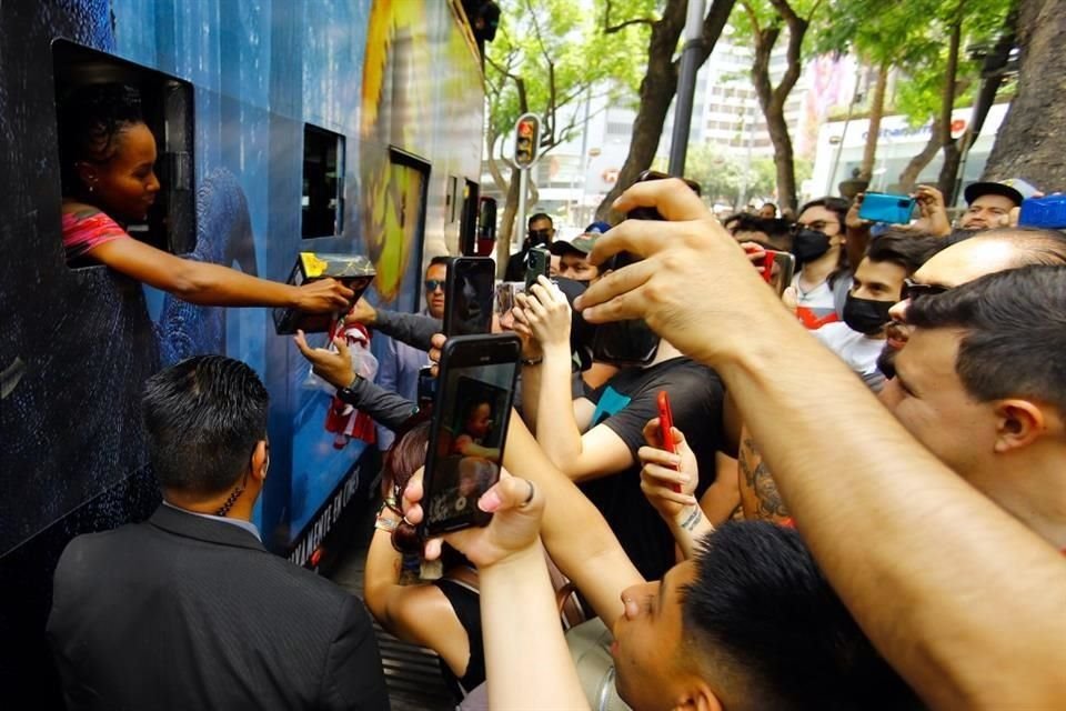 Jeff Goldblum y otros actores de 'Jurassic World: Dominio' promovieron la cinta en un turibús de la CDMX, en el Ángel de la Independencia. En foto, DeWanda Wise asoma su rostro por el turibús.