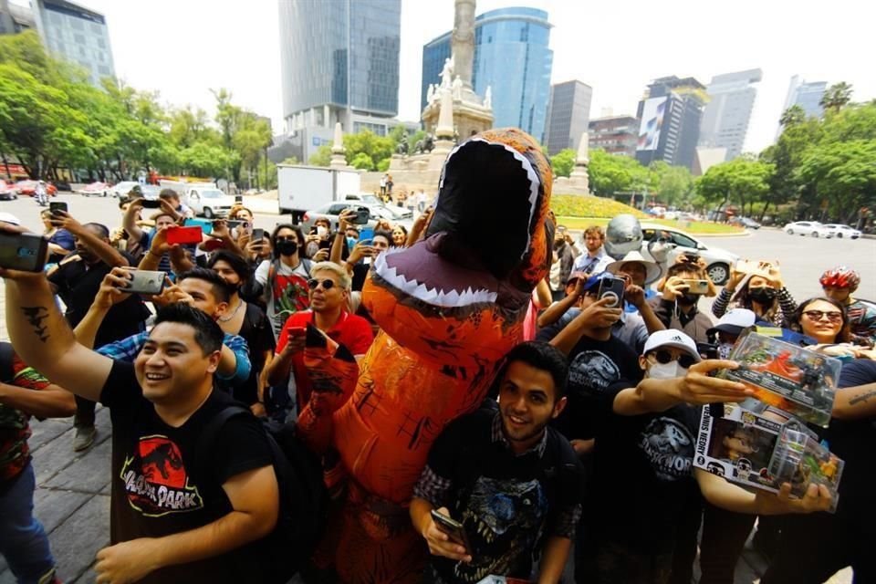 Jeff Goldblum y otros actores de 'Jurassic World: Dominio' promovieron la cinta en un turibús de la CDMX, en el Ángel de la Independencia.