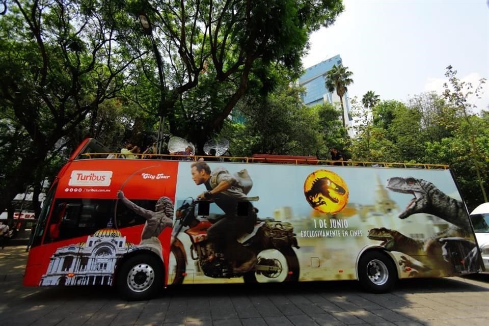 Jeff Goldblum y otros actores de 'Jurassic World: Dominio' promovieron la cinta en un turibús de la CDMX, en el Ángel de la Independencia.