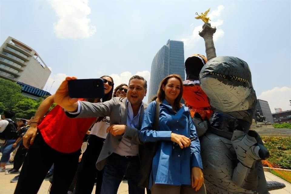 Jeff Goldblum y otros actores de 'Jurassic World: Dominio' promovieron la cinta en un turibús de la CDMX, en el Ángel de la Independencia.