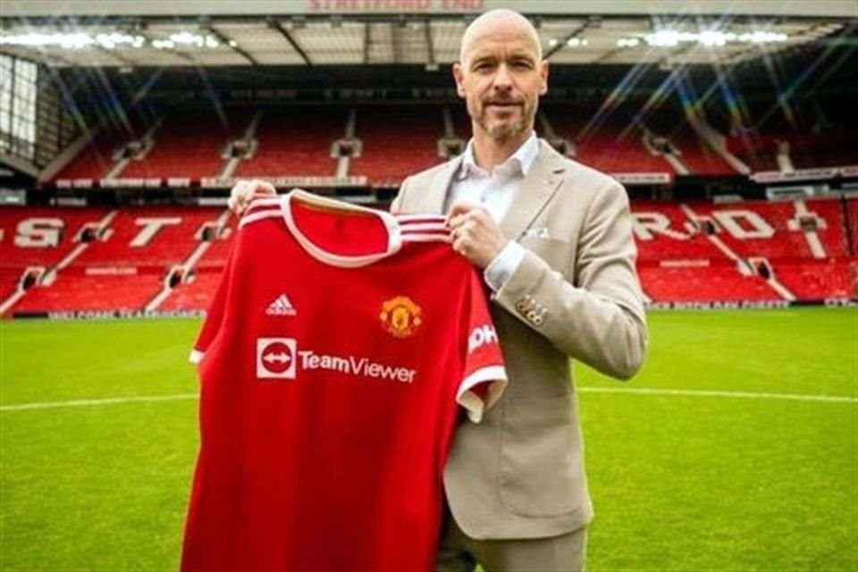 Erik ten Hag posando con la playera de su nuevo equipo.
