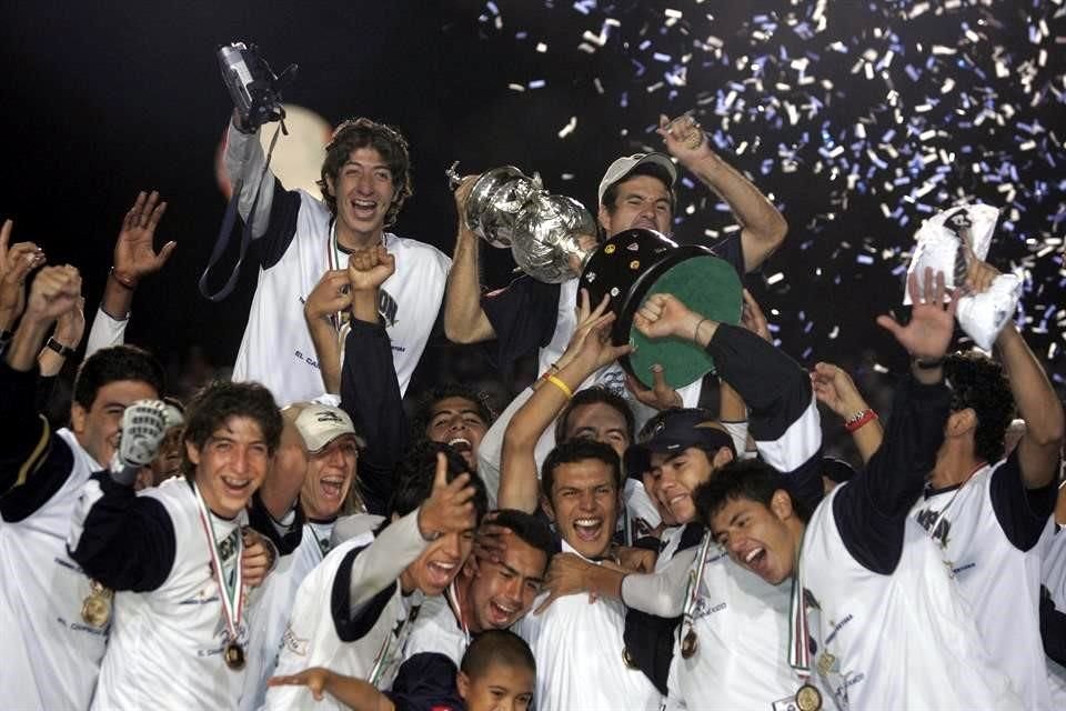 Pumas, Campeones del Clausura y Apertura 2004.