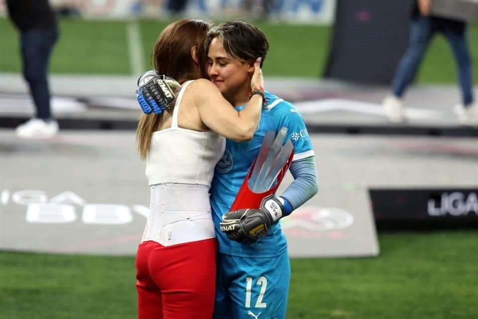 Nelly Simón, directora deportiva de Chivas femenil, felicita a la portera Blanca Felix.