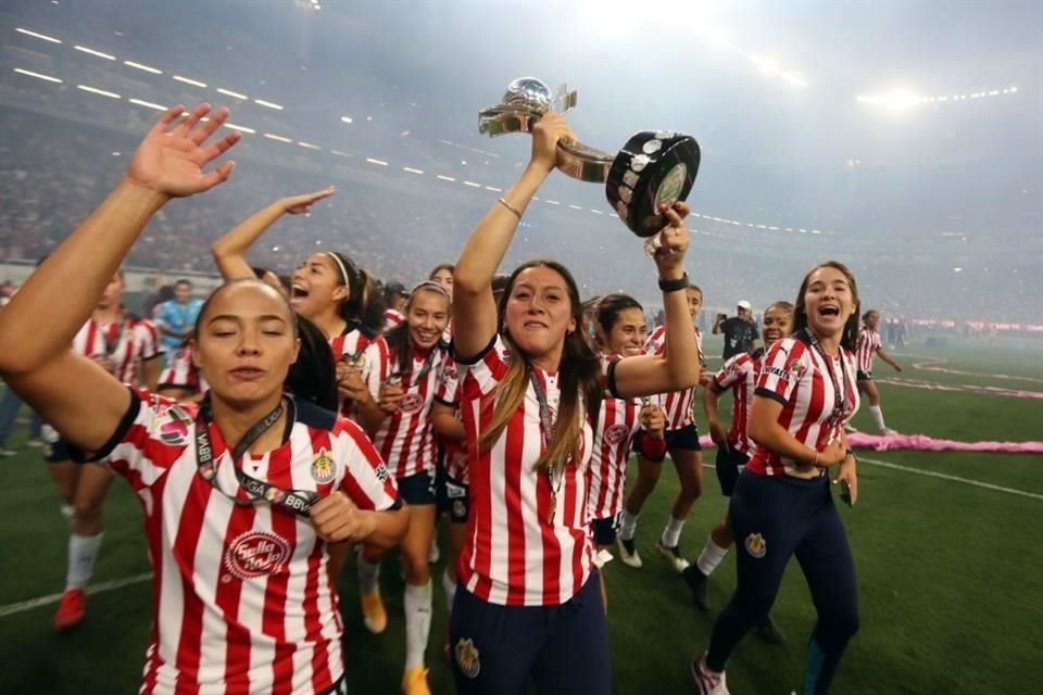 Sufrieron, pero lo lograron... Las Chivas femenil levantaron su segundo trofeo como campeonas, tras vencer 4-3 en el global a Pachuca.