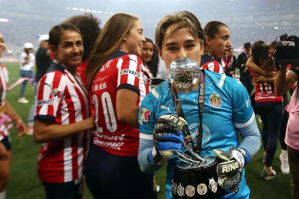 La guardameta Blanca Félix se convirtió en la heroína del partido al atajarle un penal a Charlyn Corral.