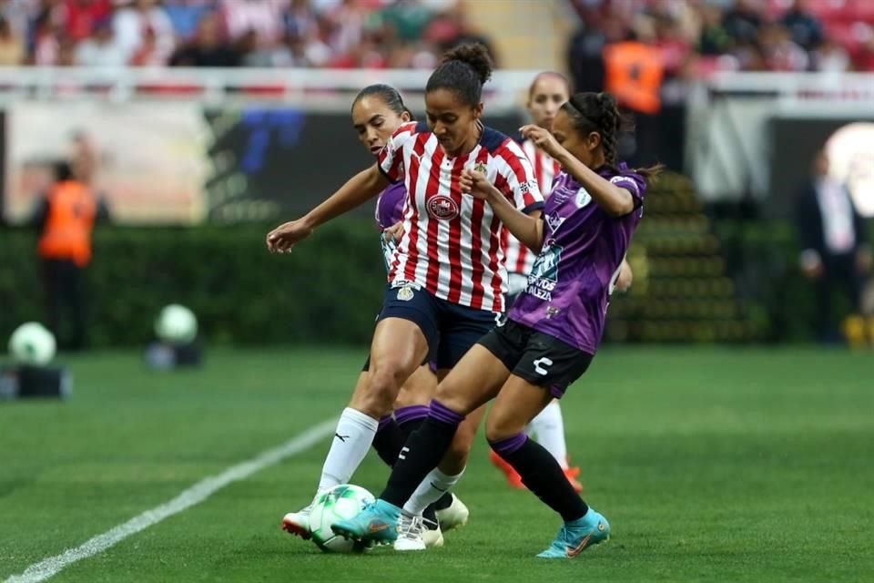 Casandra Montero le da equilibrio a las Chivas, cuya playera prometió defender a muerte.