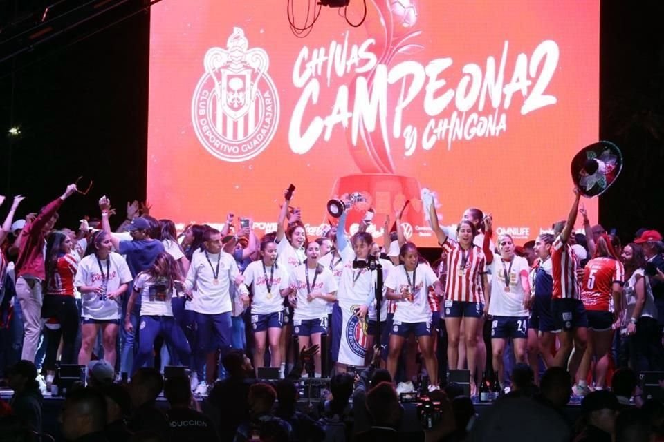 Después del partido, el festejo se traslado a la Glorieta Minerva.