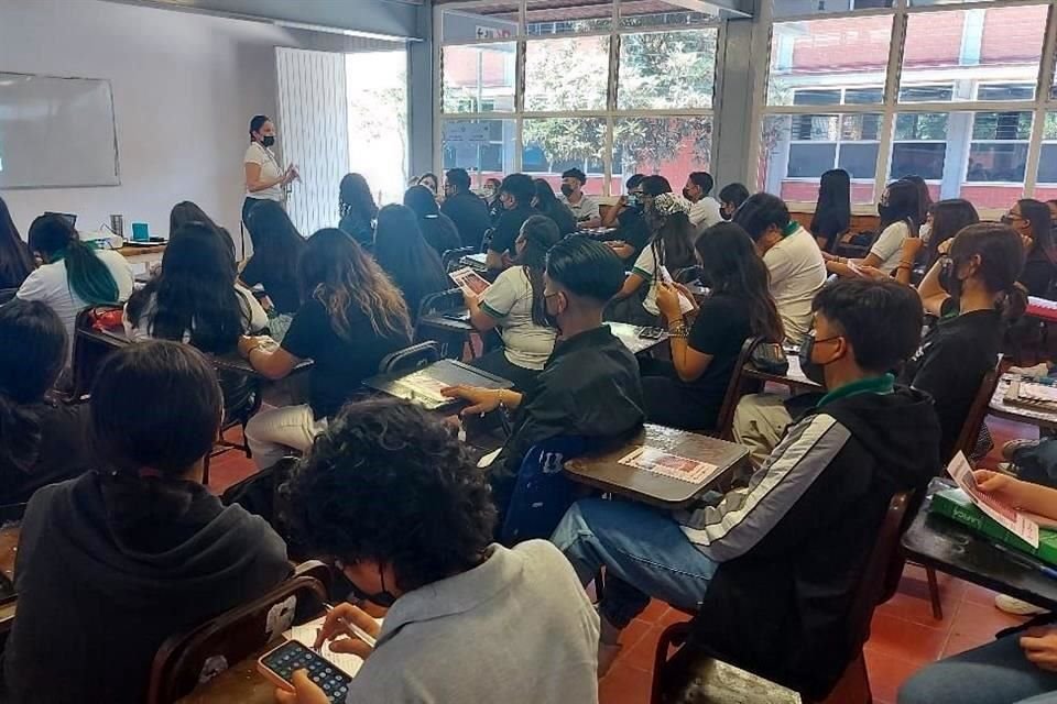 Justo cuando se ve un alza en casos de Covid en escuelas, el Gobierno determinó no informar sobre el número de estudiantes infectados.