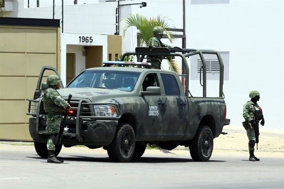 Operativo de Sedena y Guardia Nacional en Avenida La Cima y Federalistas, donde mantienen el paso cerrado a vehículo y personas.