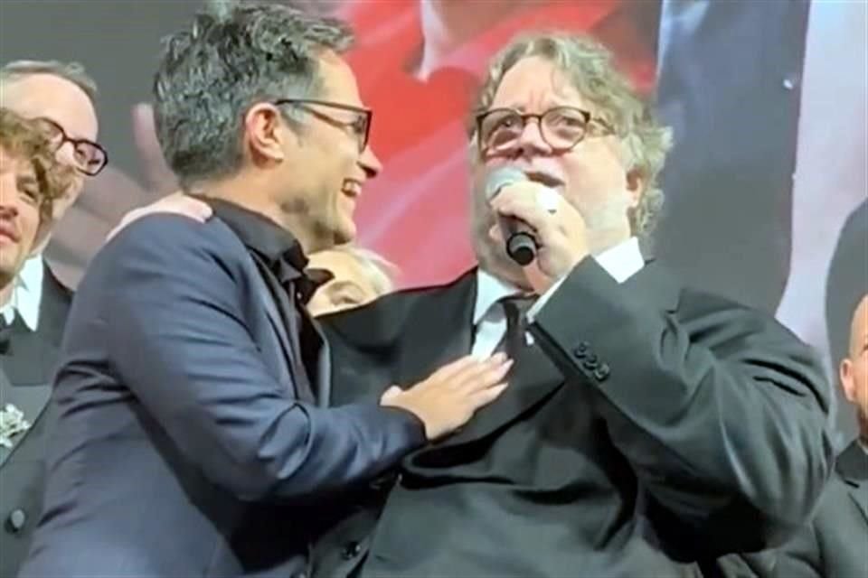 Gael García Bernal y Guillermo del Toro, interpretando 'Ella' de José Alfredo Jiménez, en el Festival de Cine de Cannes.