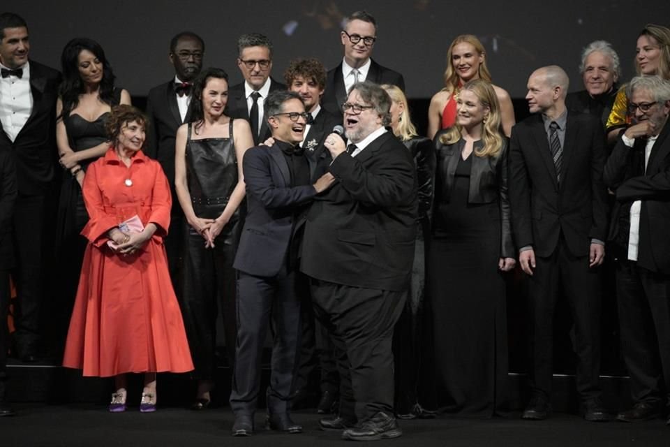 Guillermo del Toro y Gael García cantaron el tema 'Ella', de José Alfredo Jiménez, en pleno festejo del Festival de Cine de Cannes.