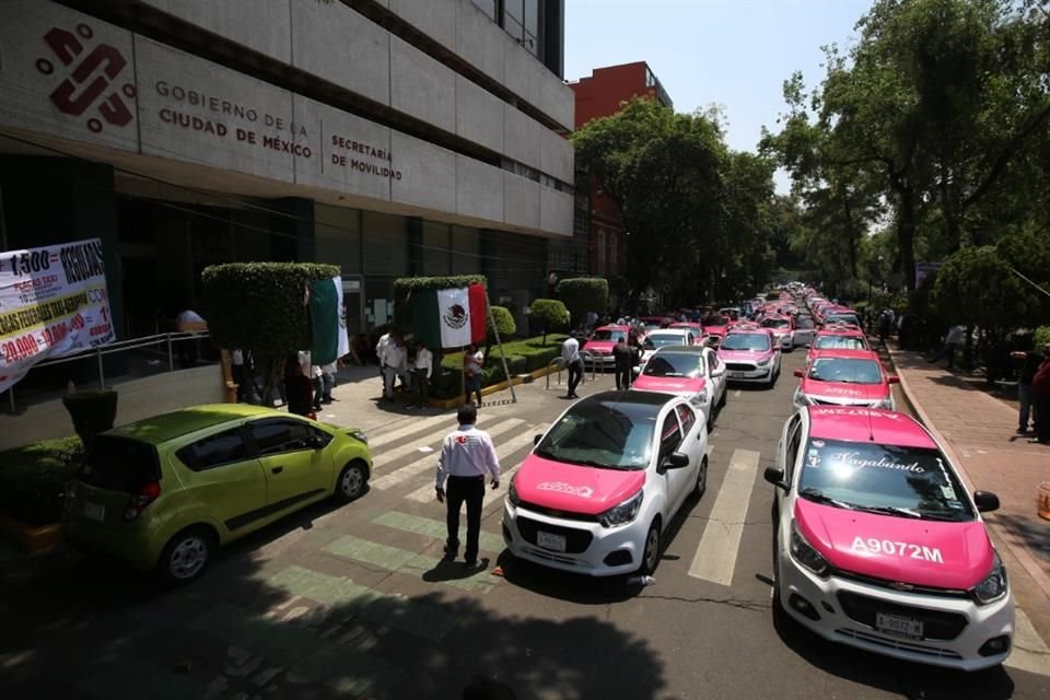 Los operadores de autos de alquiler consideran que a ellos les aplican mano dura en los trámites.