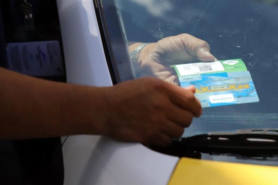 Van 14 vehículos detenidos por portar distintivos apócrifos, de acuerdo con la dirección de Calidad del Aire.