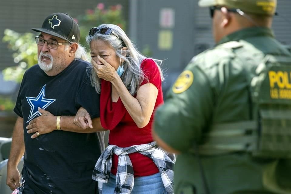 Una mujer llora en Uvalde, Texas, el martes después del tiroteo en la Escuela Primaria Robb.