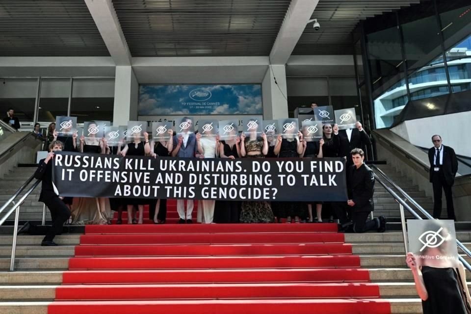 Un grupo de cineastas ucranianos protestaron contra la guerra rusa que ataca su país; sonaron sirenas de ataque y desplegaron una pancarta.